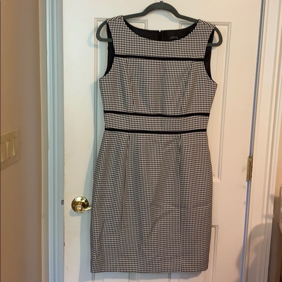 Tahari Dresses & Skirts - Tahari houndstooth sheath dress size 8